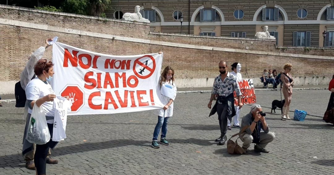 Roma, protesta personale sanitario contro "obbligo vaccinale"