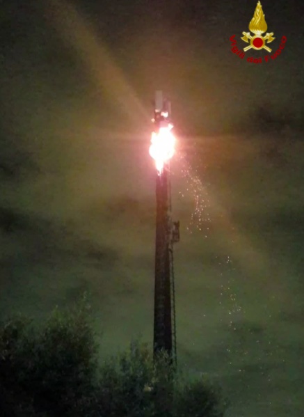 Roma, fiamme nella notte a Tor Tre Teste: a fuoco antenna 5G