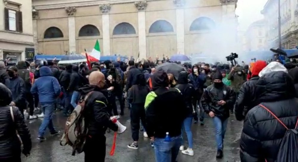 ‘Io apro’: i ‘soliti infiltrati’ macchiano di tensione il grido disperato dei ristoratori italiani (VIDEO-servizio)
