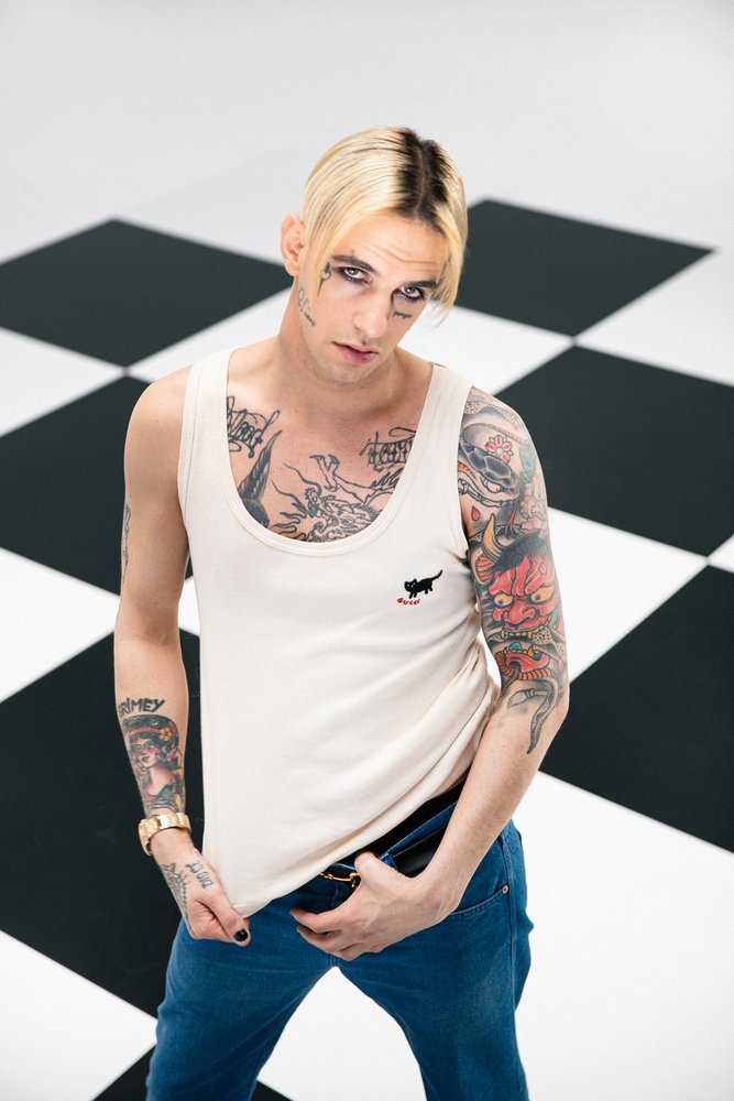 Achille Lauro: attraverso 13 inediti caratterizzati dalla sua ‘colorita’ vena poetica, l’artista torna a raccontarsi (VIDEO intervista)