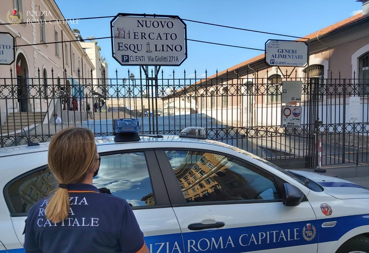 Roma, blatte ed escrementi tra i banchi di carne e pesce: chiusa area mercato Esquilino