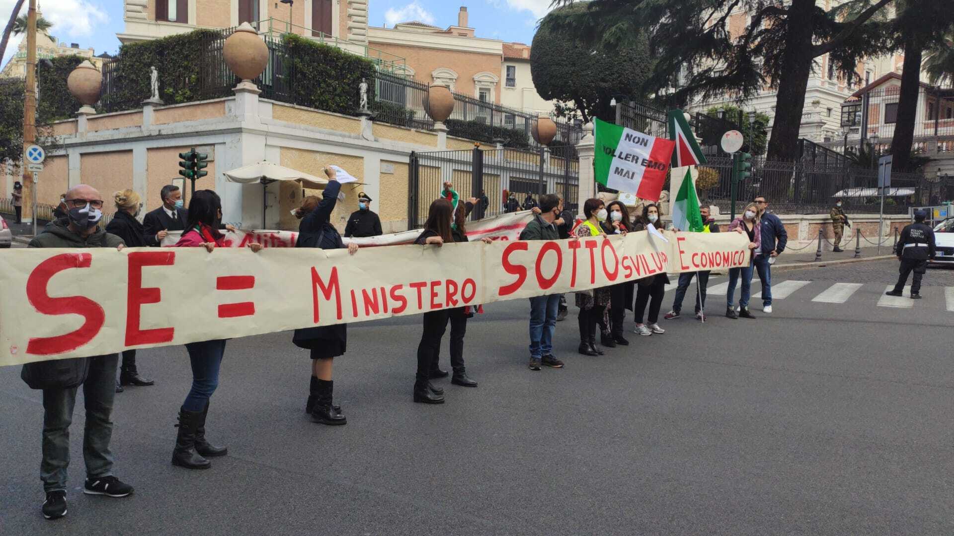 Lavoratori Alitalia e comparto aereo, protesta al Mise: "Situazione drammatica"