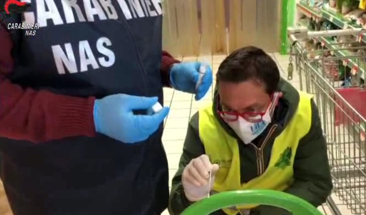 Controlli Nas nei supermercati: tracce di Covid su Pos e carrelli. A Roma positivi 4 tamponi su 30