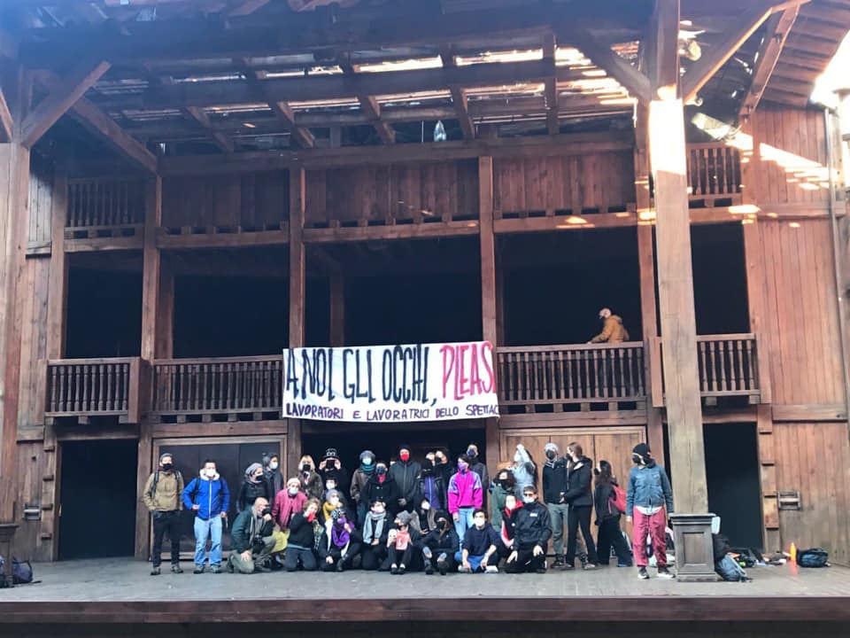 Roma, lavoratori dello spettacolo occupano il Globe Theatre