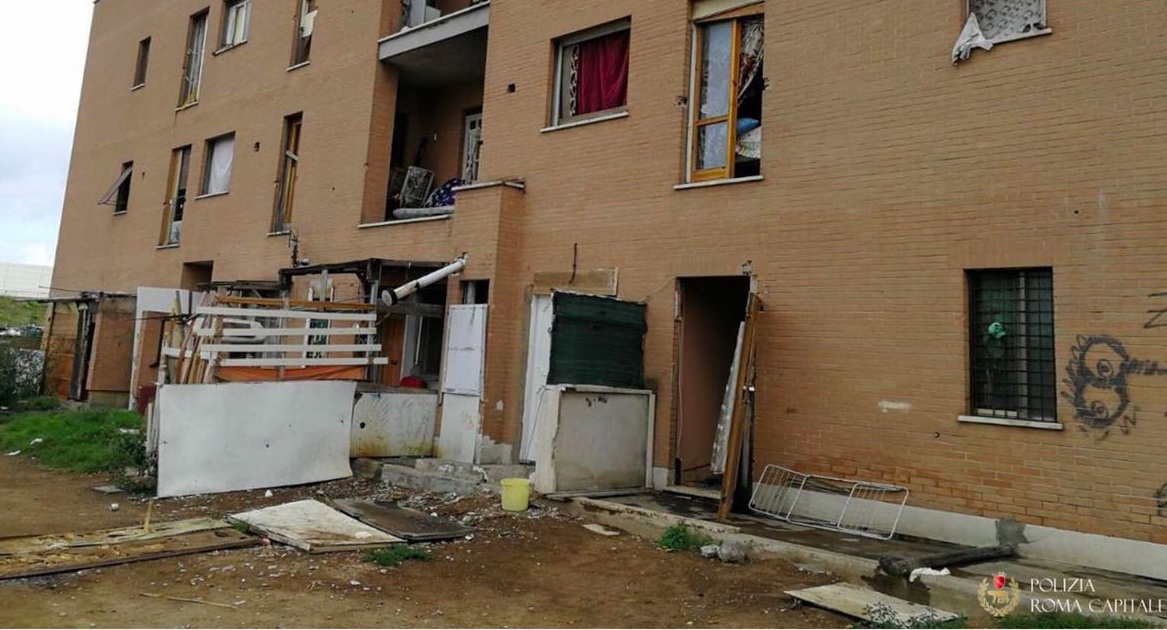 Roma, uomo trovato morto nel palazzo occupato di via Raffaele Costi