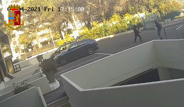 Roma, furti in strada sotto la minaccia di un coltello: arrestato rapinatore seriale