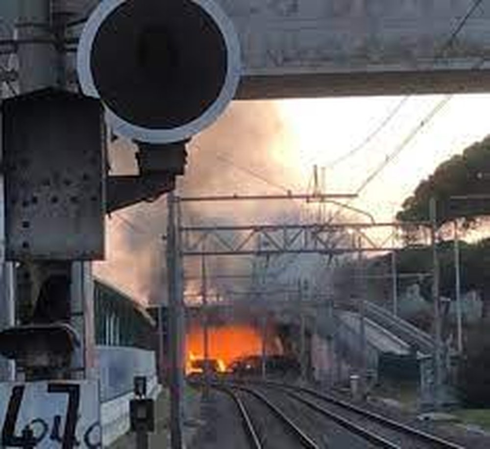 La Roma-Lido 'colpisce ancora', si staccano dei cavi: fiamme, boati e panico tra i passeggeri (VIDEO)