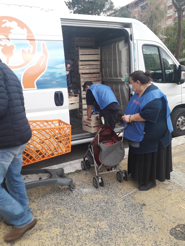'Vivere la Gioia': sfrattata dal Municipio, l’associazione distribuisce i pacchi alimentari in mezzo alla strada