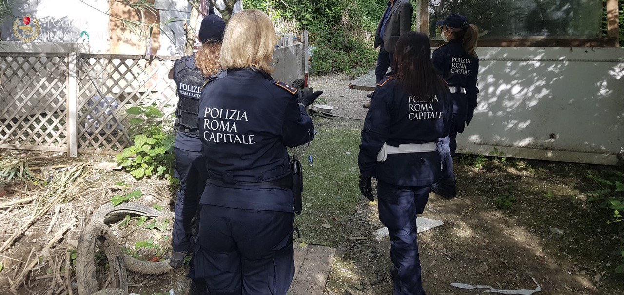 Roma, al via demolizione baracche vicino al Tevere: in 3 trovato eternit