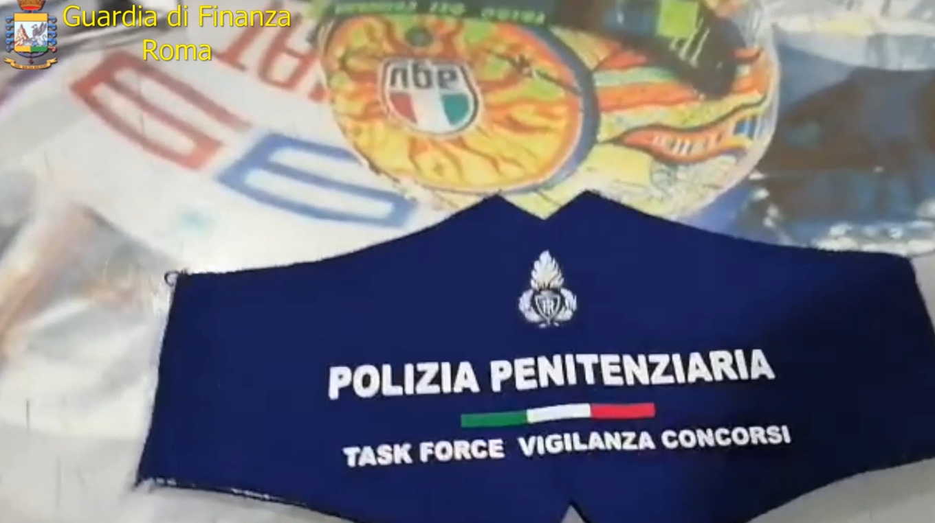 Laboratorio del falso scoperto ai Castelli Romani: mascherine e cover con i loghi di forze di polizia e squadre di calcio