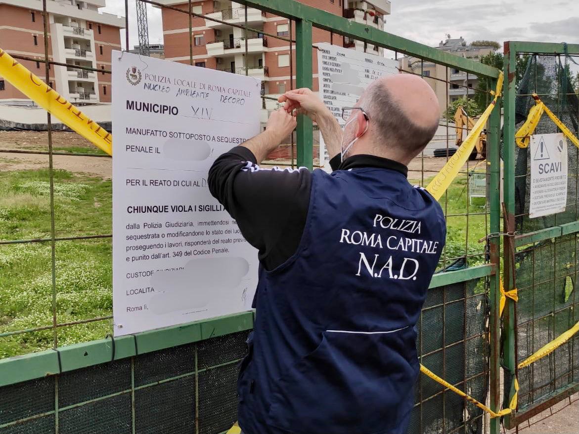 Roma, discarica abusiva nell'area di cantiere a La Storta: cumuli di rifiuti speciali alti 3 metri
