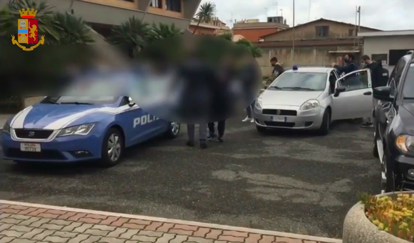 Ostia, costringevano 19enne a prostituirsi per saldare debito del fidanzato: 2 fermati e 3 denunciati