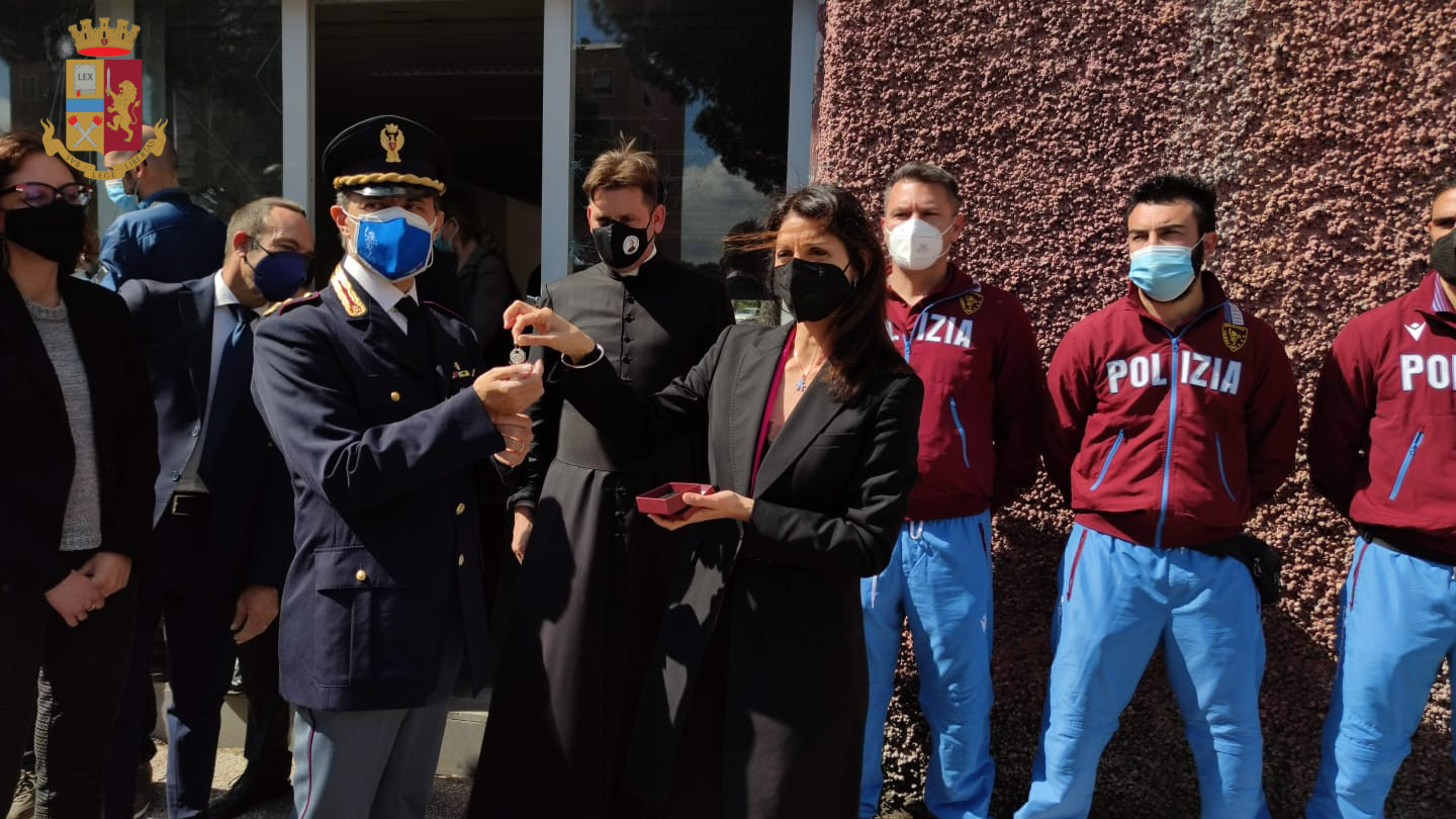 Roma, palestra nell'ex covo dello spaccio a San Basilio: Raggi consegna locali alle Fiamme Oro