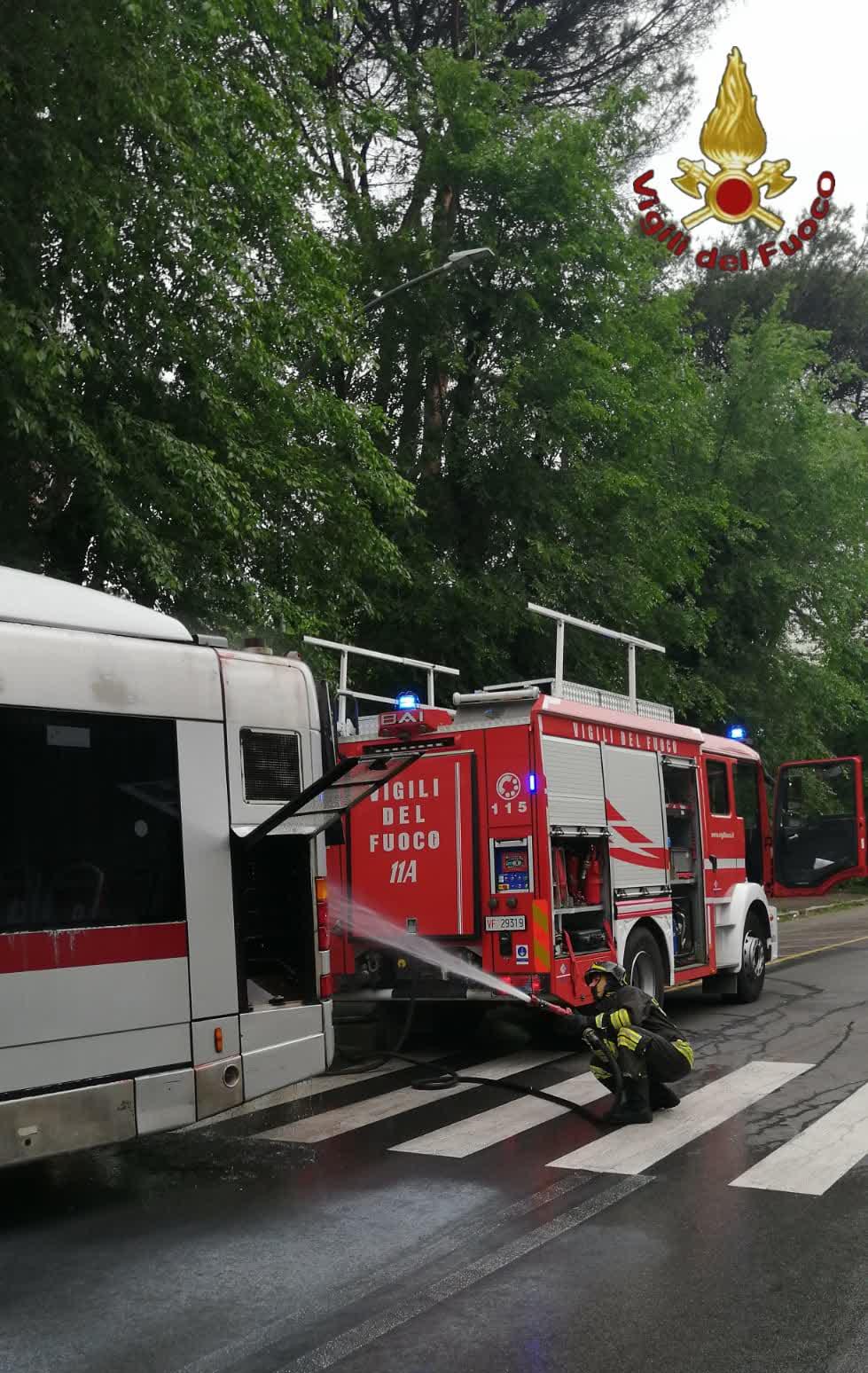 Roma, principio d'incendio su bus all'Eur: nessun ferito