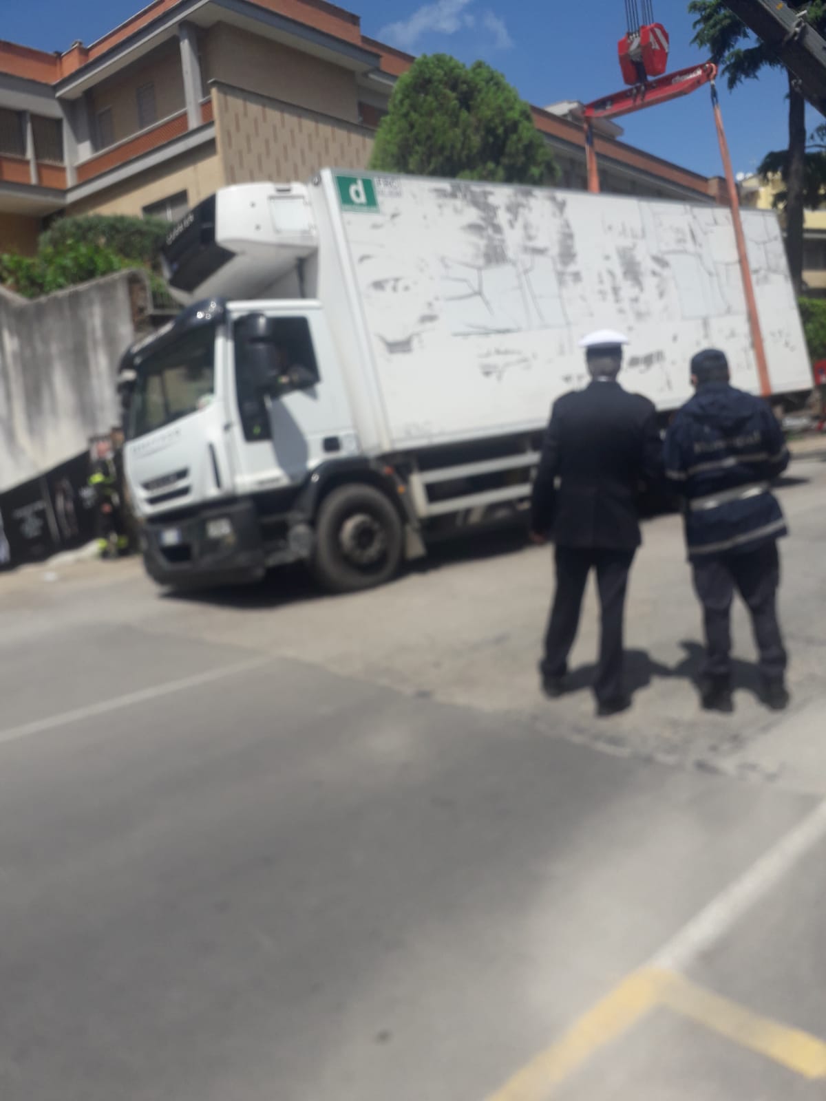 Roma, cede l'asfalto in via Gregorio XI: camion resta incastrato nella buca