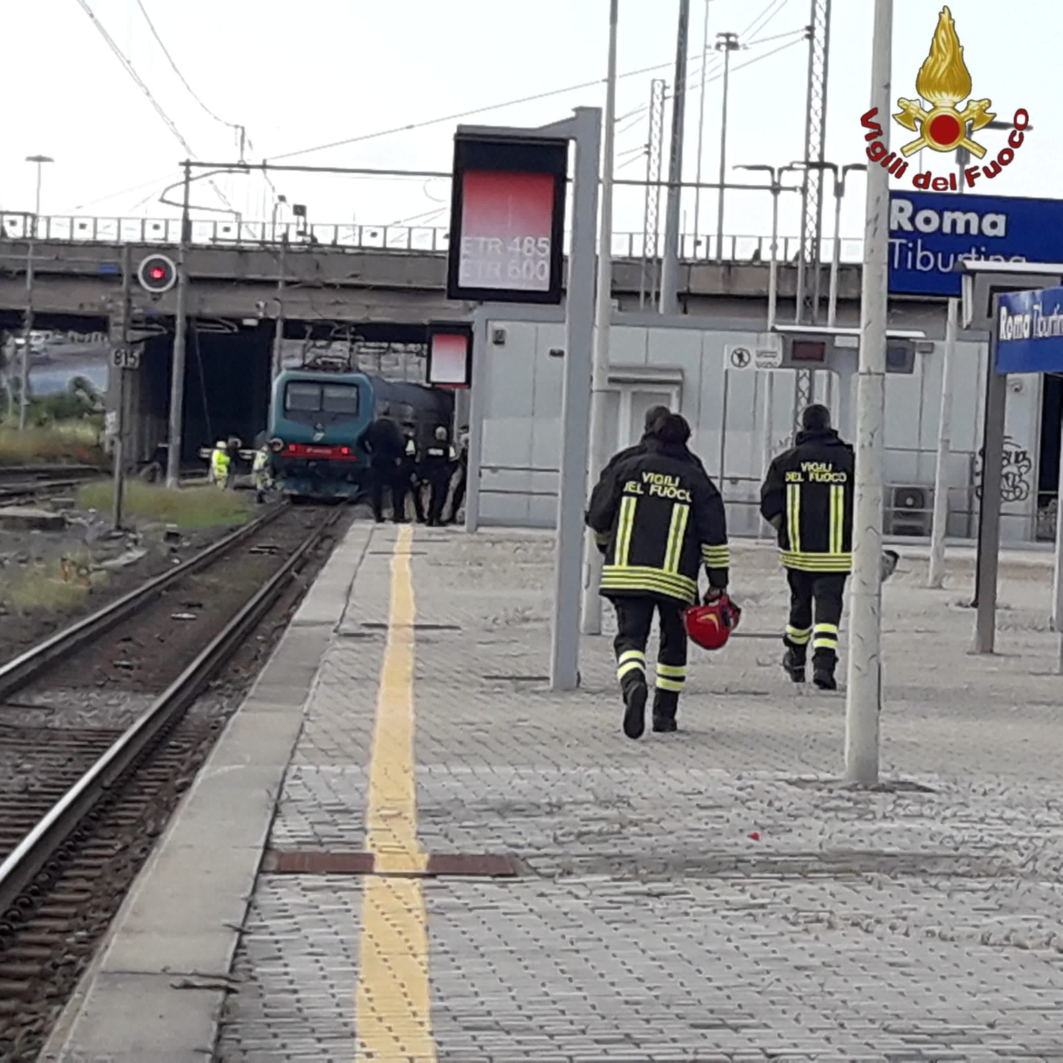 Roma, incidente alla stazione Tiburtina: muore investito dal treno dopo caduta da cavalcavia