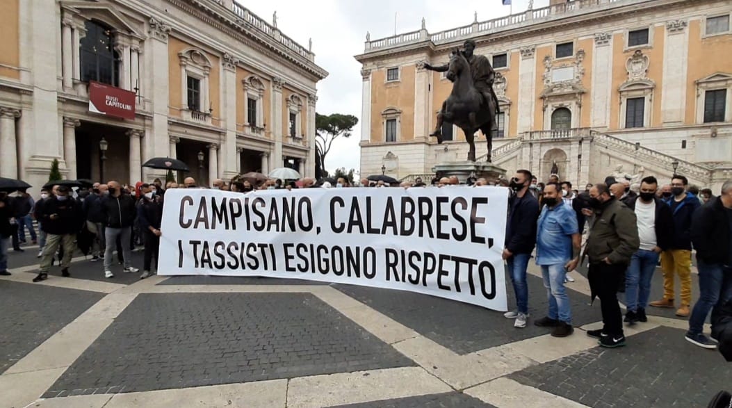 Roma, manifestazione tassisti in piazza del Campidoglio: "Dal Comune scelte inopportune"