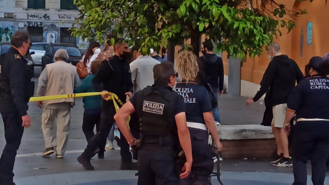 Movida, in 300 al raduno nel centro di Roma lanciano bomba carta contro i vigili
