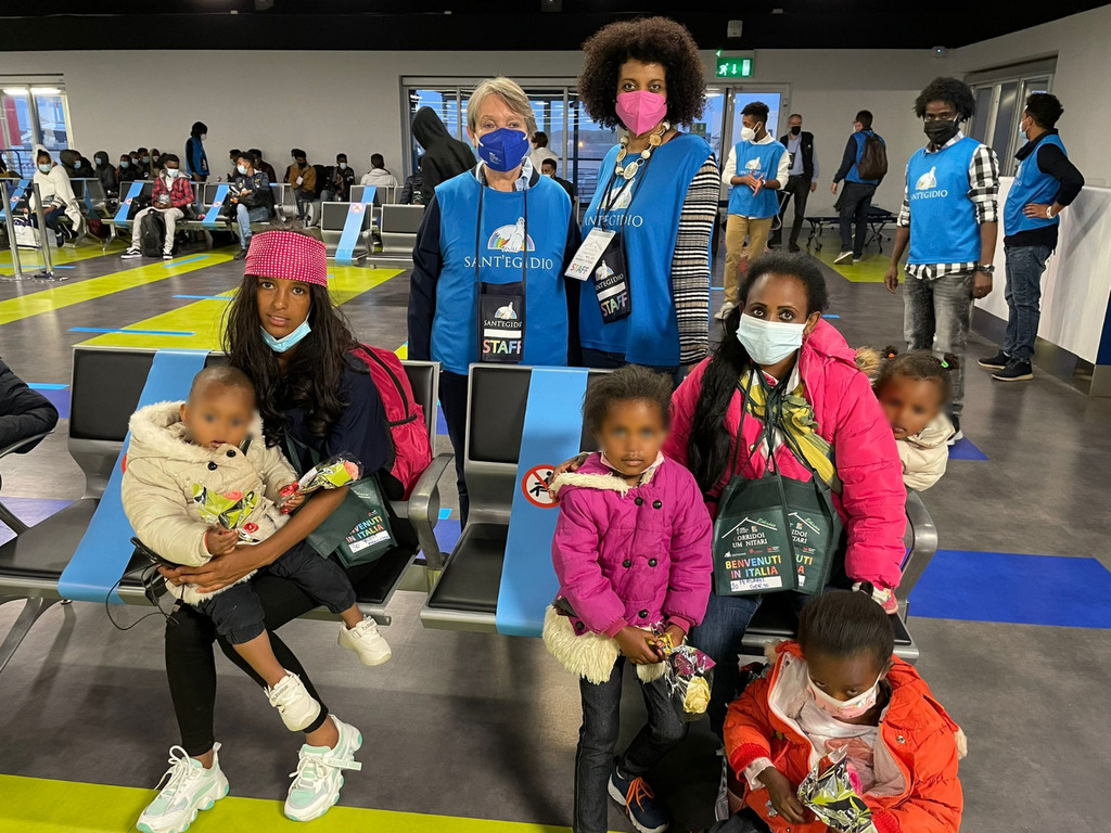 Corridoi umanitari: arrivati a Fiumicino 70 profughi dall'Etiopia