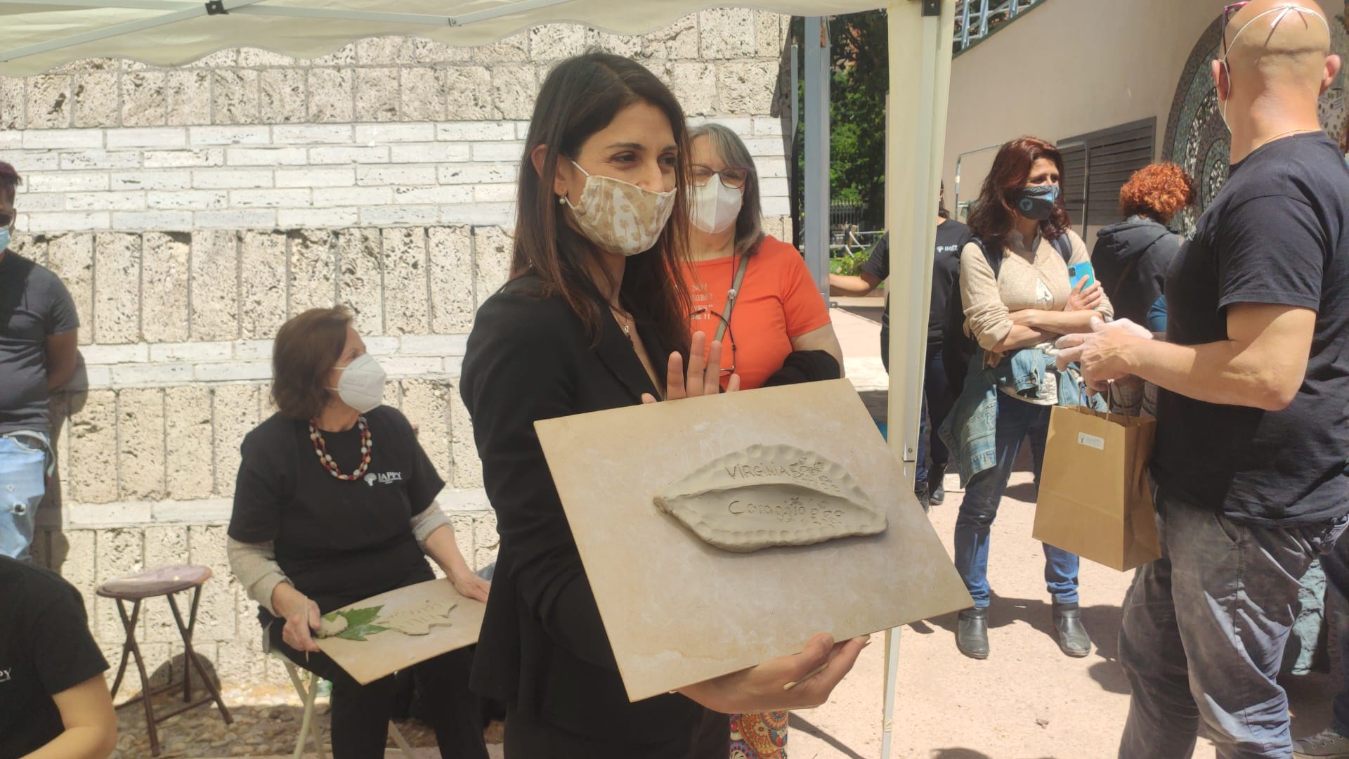Piazza Vittorio Emanuele II, Raggi alla presentazione del totem multilingua