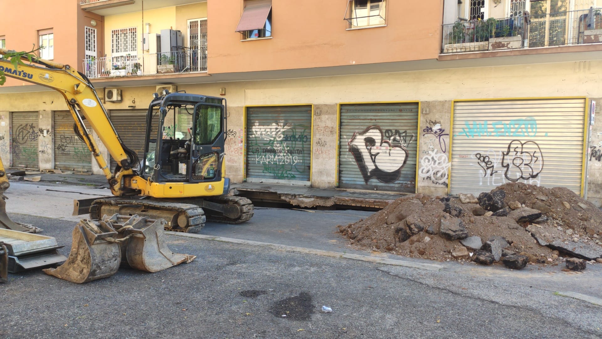 Torpignattara, il giorno dopo la voragine: rabbia e delusione tra gli abitanti del quartiere