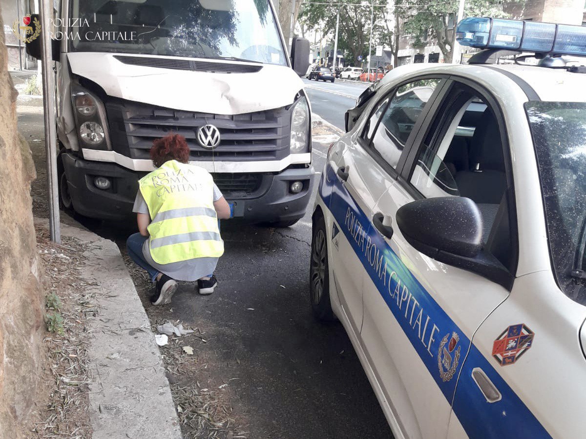Roma, rintracciato il pirata della strada che ieri ha investito un uomo ed il suo cane: denunciato 42enne