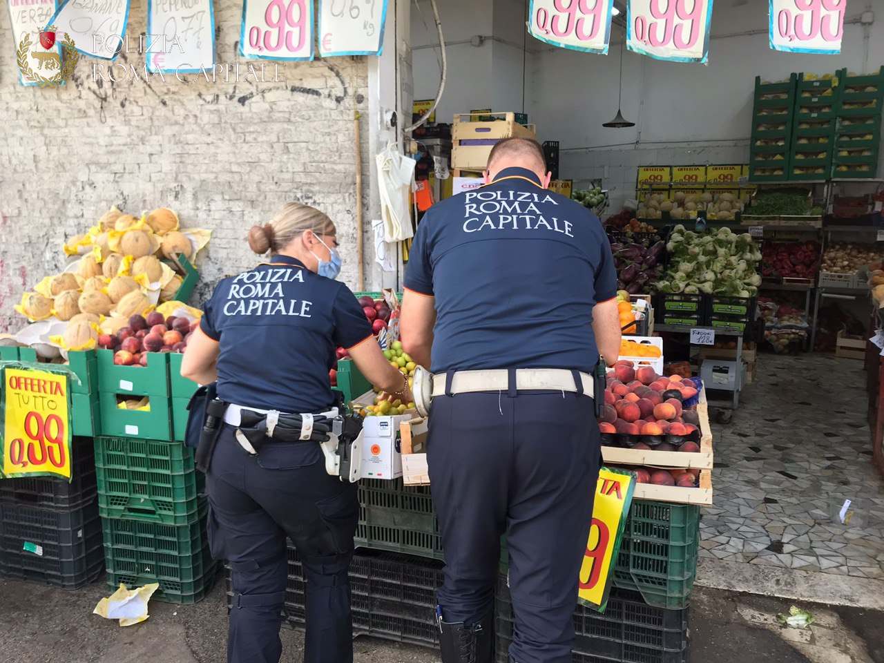 Roma, merce ammuffita e senza tracciabilità in frutterie e mercati rionali: sequestrate 3 tonnellate