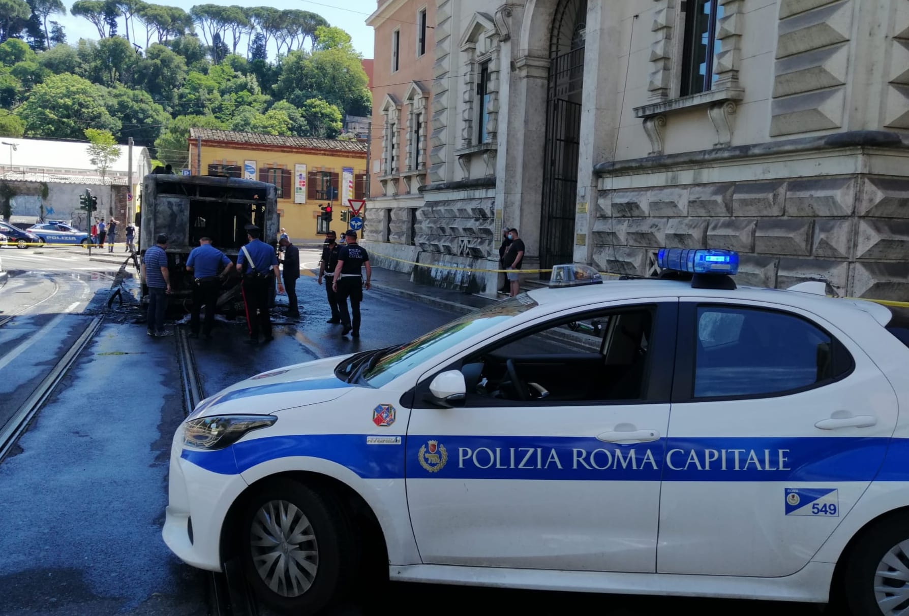 Roma, fiamme su bus vicino al ministero della Marina: autista fa scendere i passeggeri in tempo