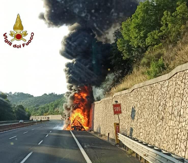 Roma, camion in fiamme sull'A1 a Ponzano Romano: nessun ferito