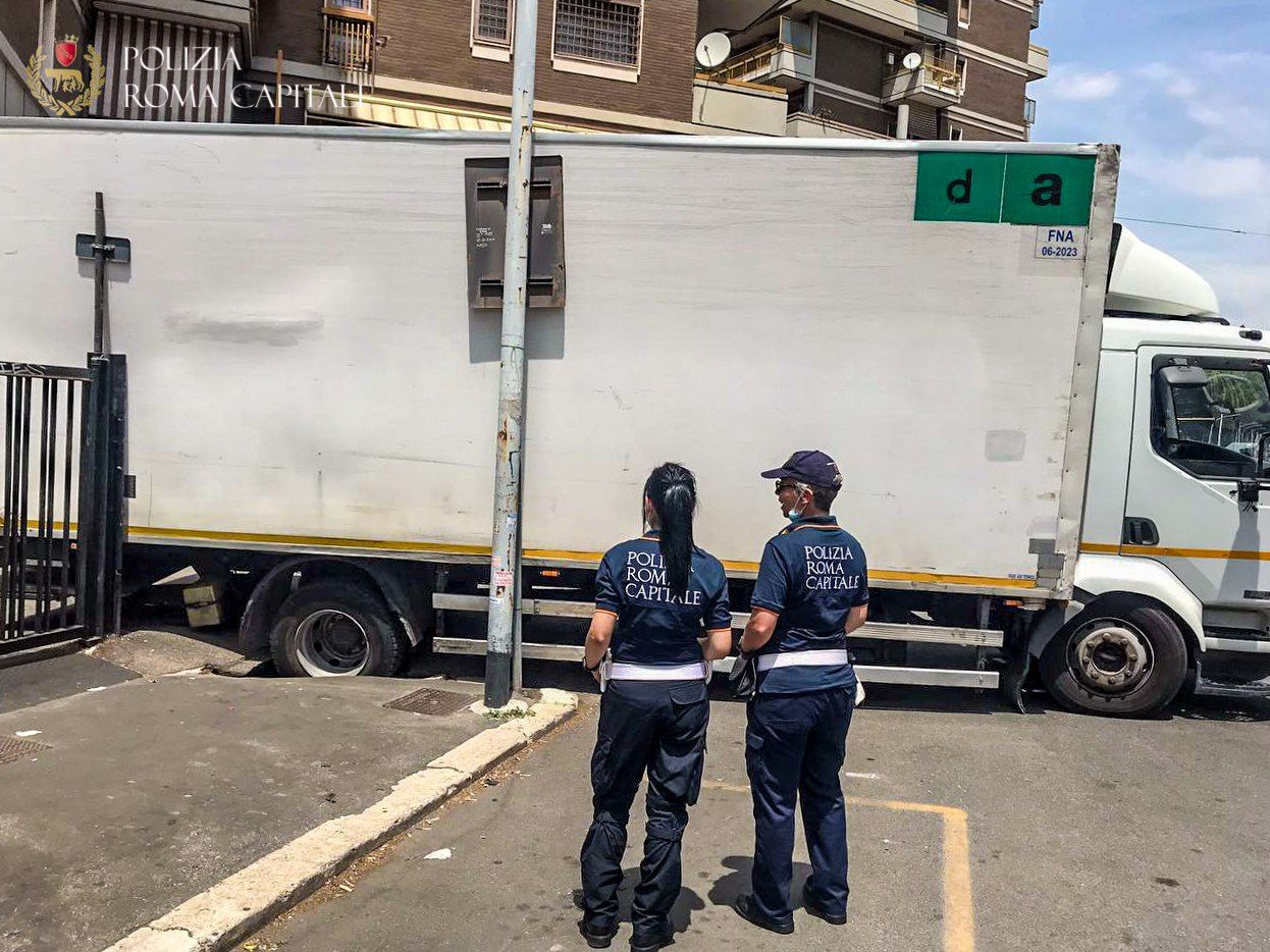 Roma, camion incastrato in voragine a Val Melaina: in corso rimozione