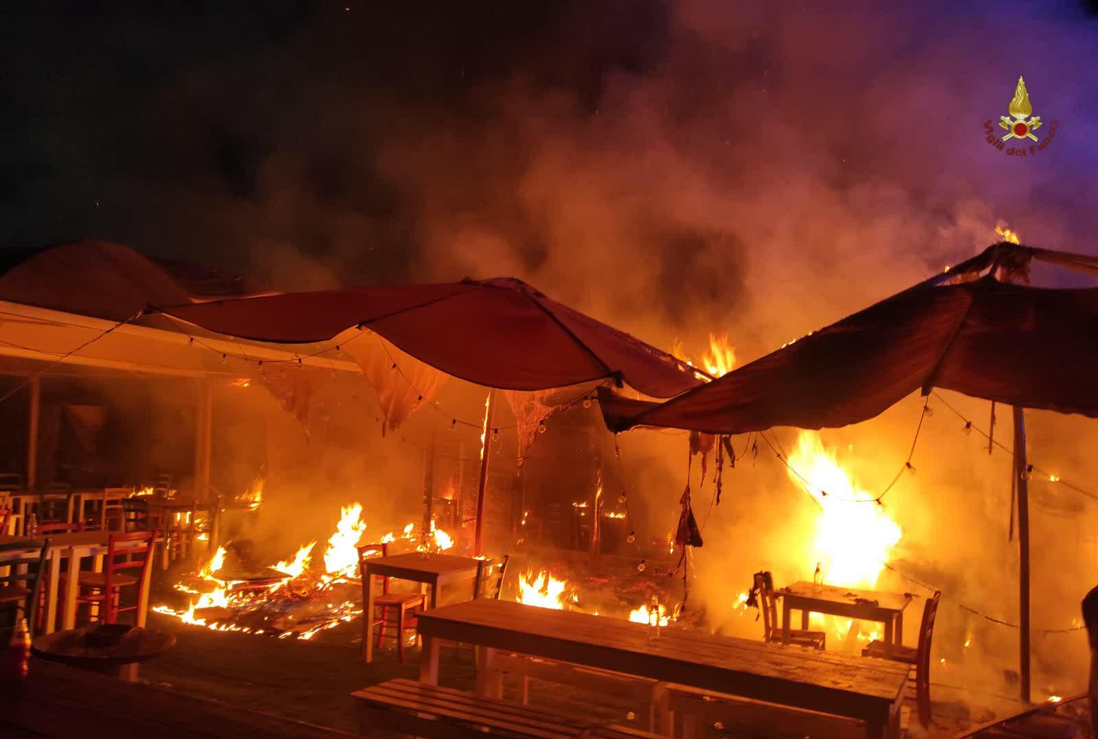 Roma, fiamme nella notte in un ristorante sulla Nomentana: nessun ferito
