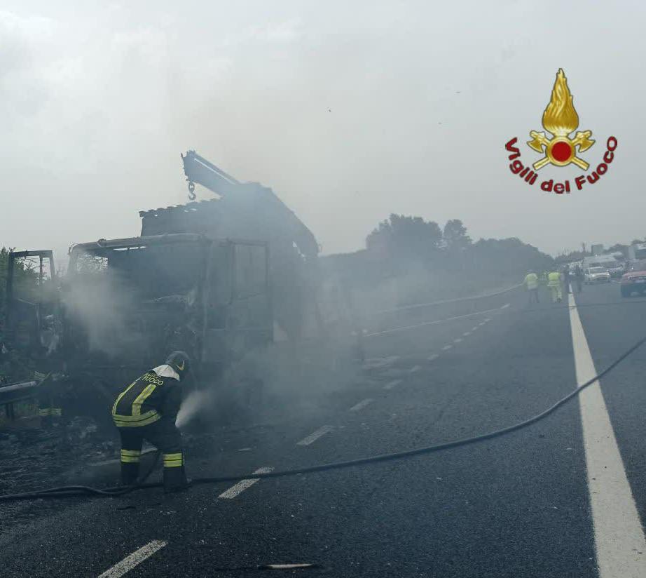 Roma, tir in fiamme sull'A1: disagi alla viabilità per il fumo