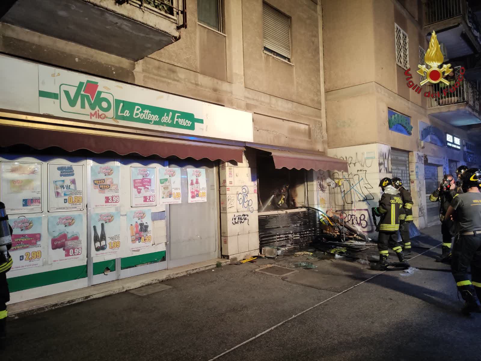 Roma, fiamme nella notte in un supermercato a Val Melaina: nessun ferito
