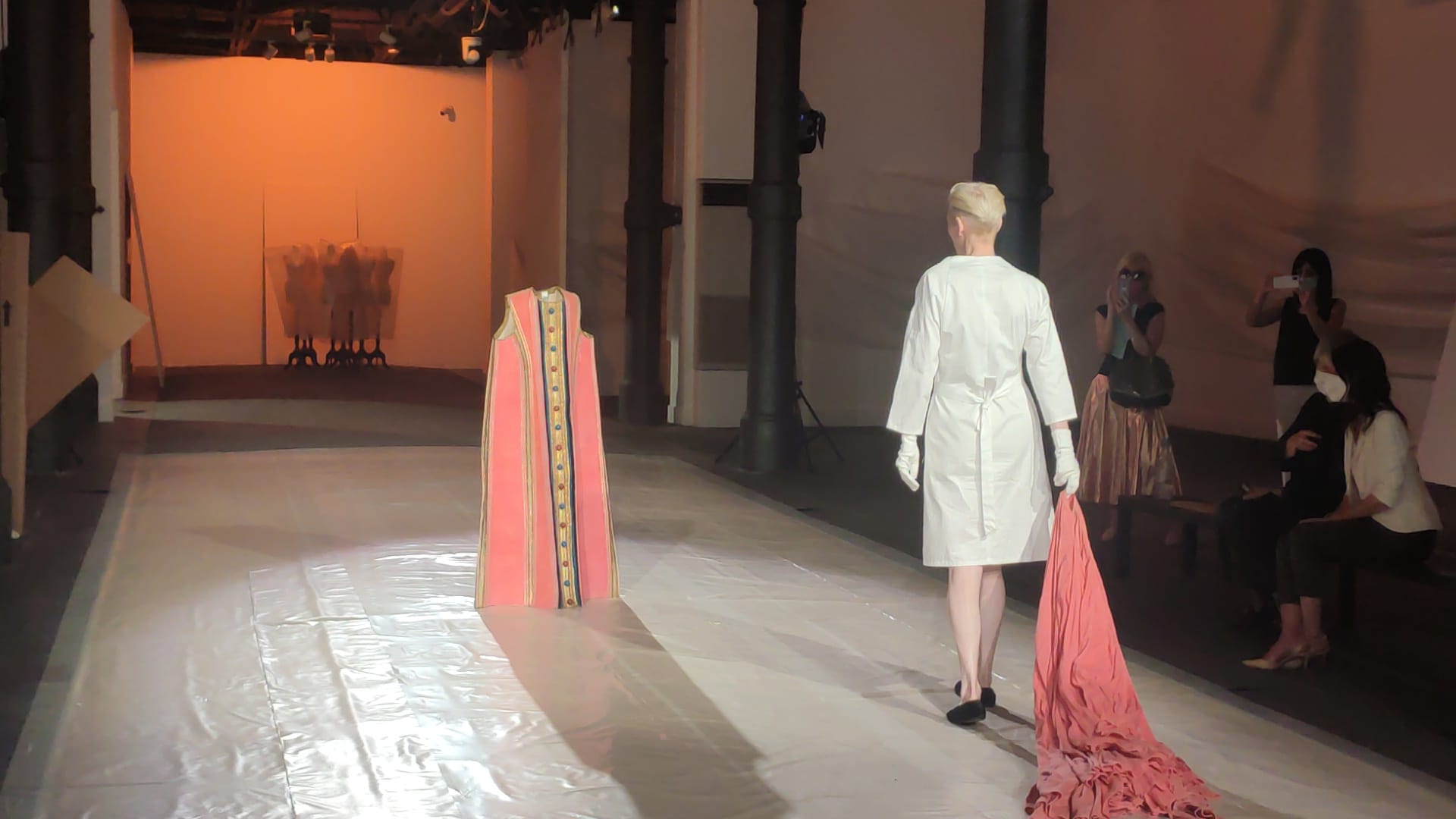 I costumi di Pasolini tornano a vivere grazie a Tilda Swinton: le immagini della performance al Mattatoio