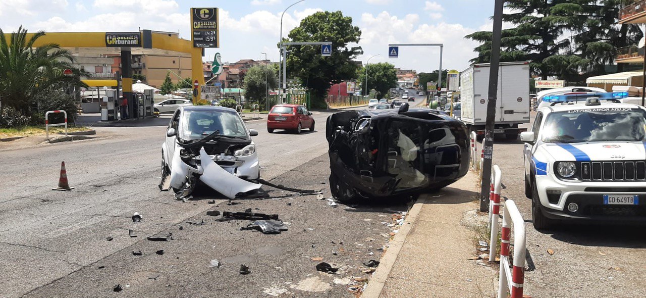 Roma, provoca incidente con feriti e scappa: presa pirata della strada