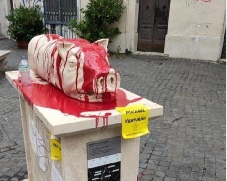 Roma, vandalizzata la statua della porchetta a Trastevere: sul piedistallo la sigla Animal liberation front