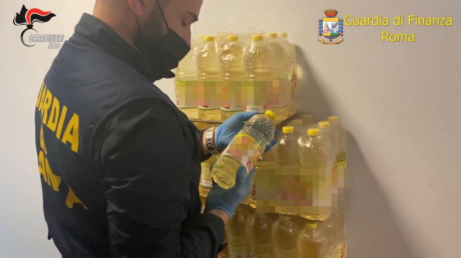 Roma, mix di clorofilla e olio di semi venduto come Evo: perquisizioni e sequestri
