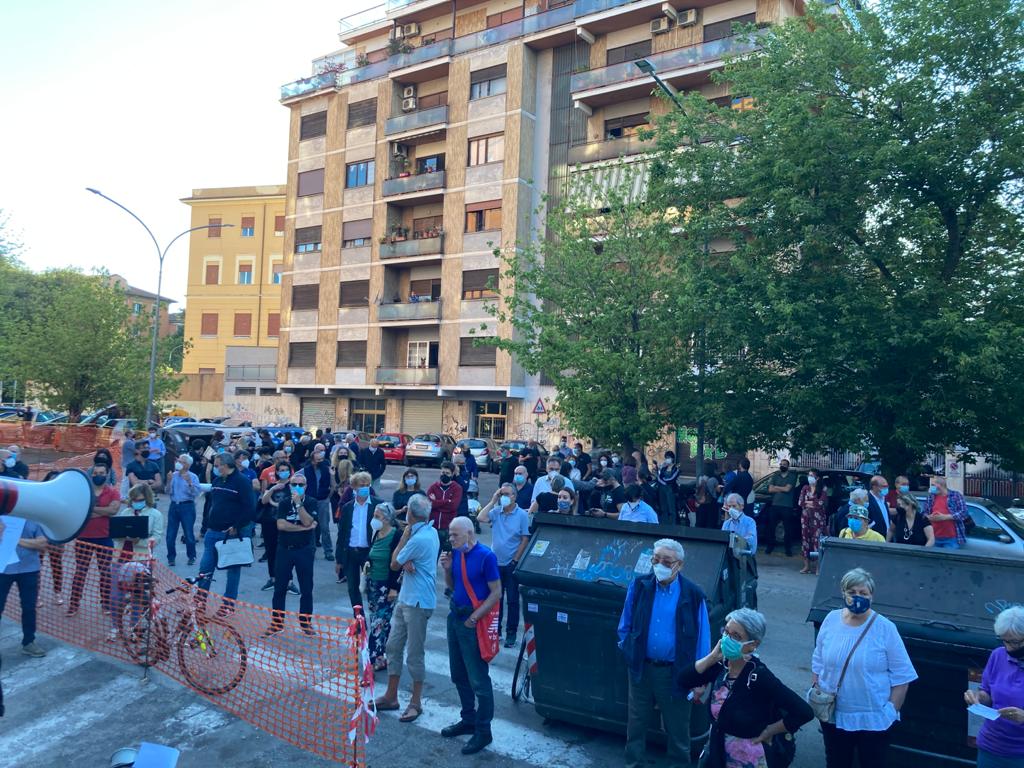 Torpignattara, sit-in dei residenti dopo la voragine di via Zenodossio