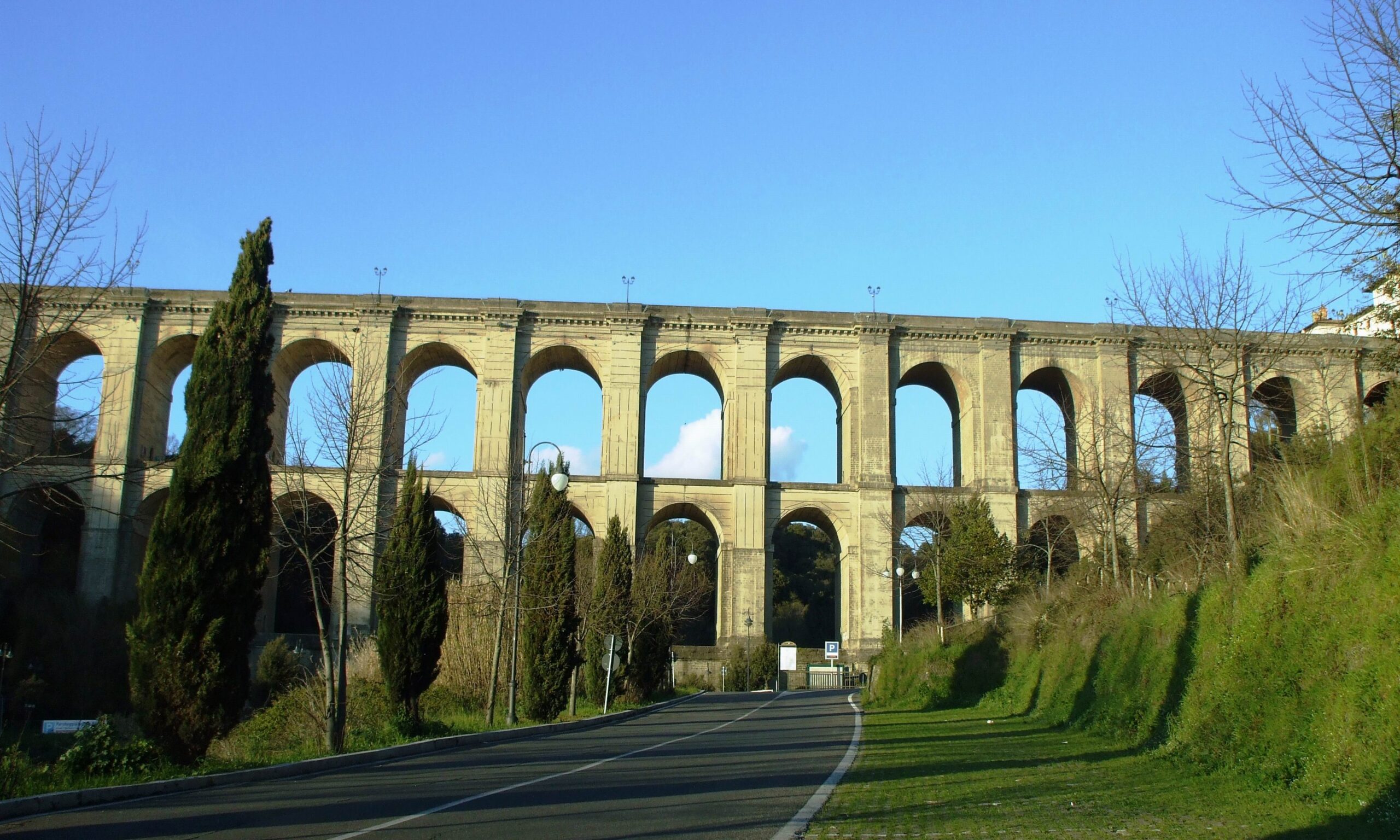 Ariccia, le nuove barriere per scoraggiare i suicidi dal ponte