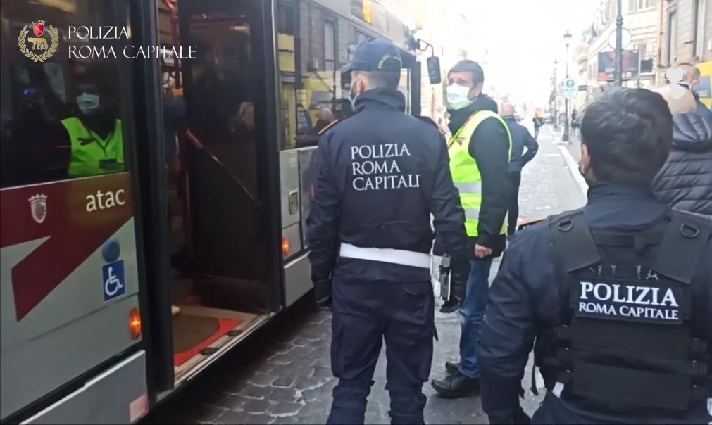 Roma, armato di coltello minaccia e ferisce donna sul bus per strapparle la collana: arrestato