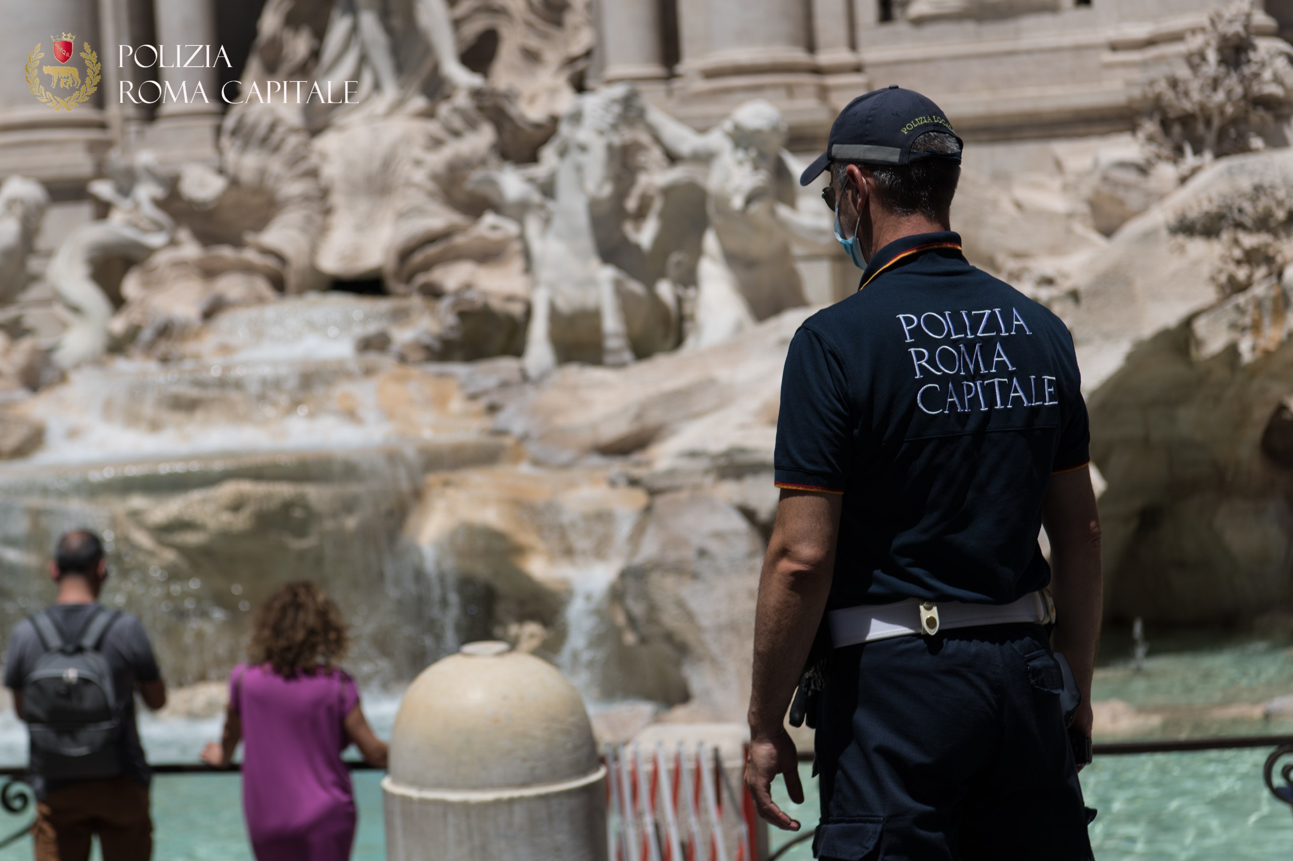 Finale Europei, a Roma cento interventi nella notte: tuffi nella Fontana di Trevi e mezzo Ama in fiamme per petardo