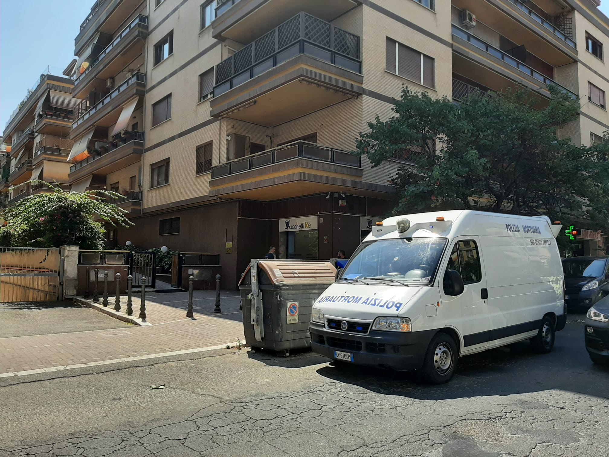Ostia, coppia trovata morta in casa: ipotesi omicidio suicidio