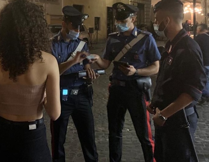 Roma, mala movida a San Lorenzo: chiusi due negozi che vendevano alcolici fuori orario