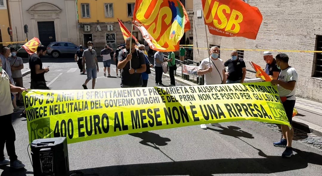 Roma, la protesta dei lavoratori socialmente utili: presidio al ministero