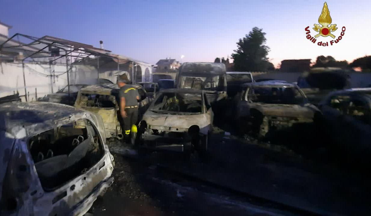 Fiumicino, 16 auto distrutte dalle fiamme nella notte: indagini in corso