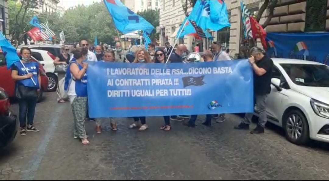 Rsa e centri di riabilitazione, protesta dei lavoratori: "Rinnovo del contratto subito"