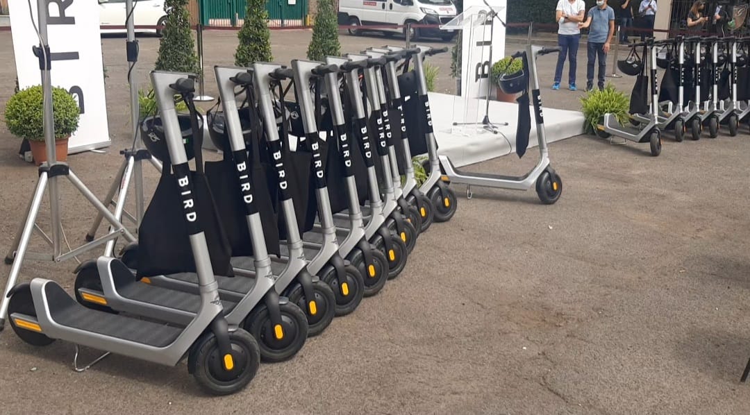Roma, monopattini Bird anche nelle periferie. Raggi: “Aumento mobilità attiva ed ecosostenibile”