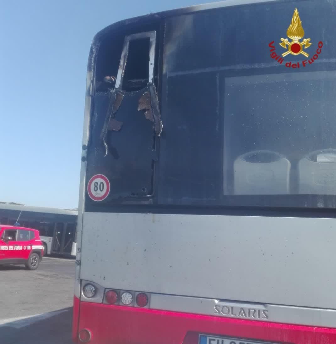 Roma, bus in fiamme al Collatino: nessun ferito. Mezzo sequestrato