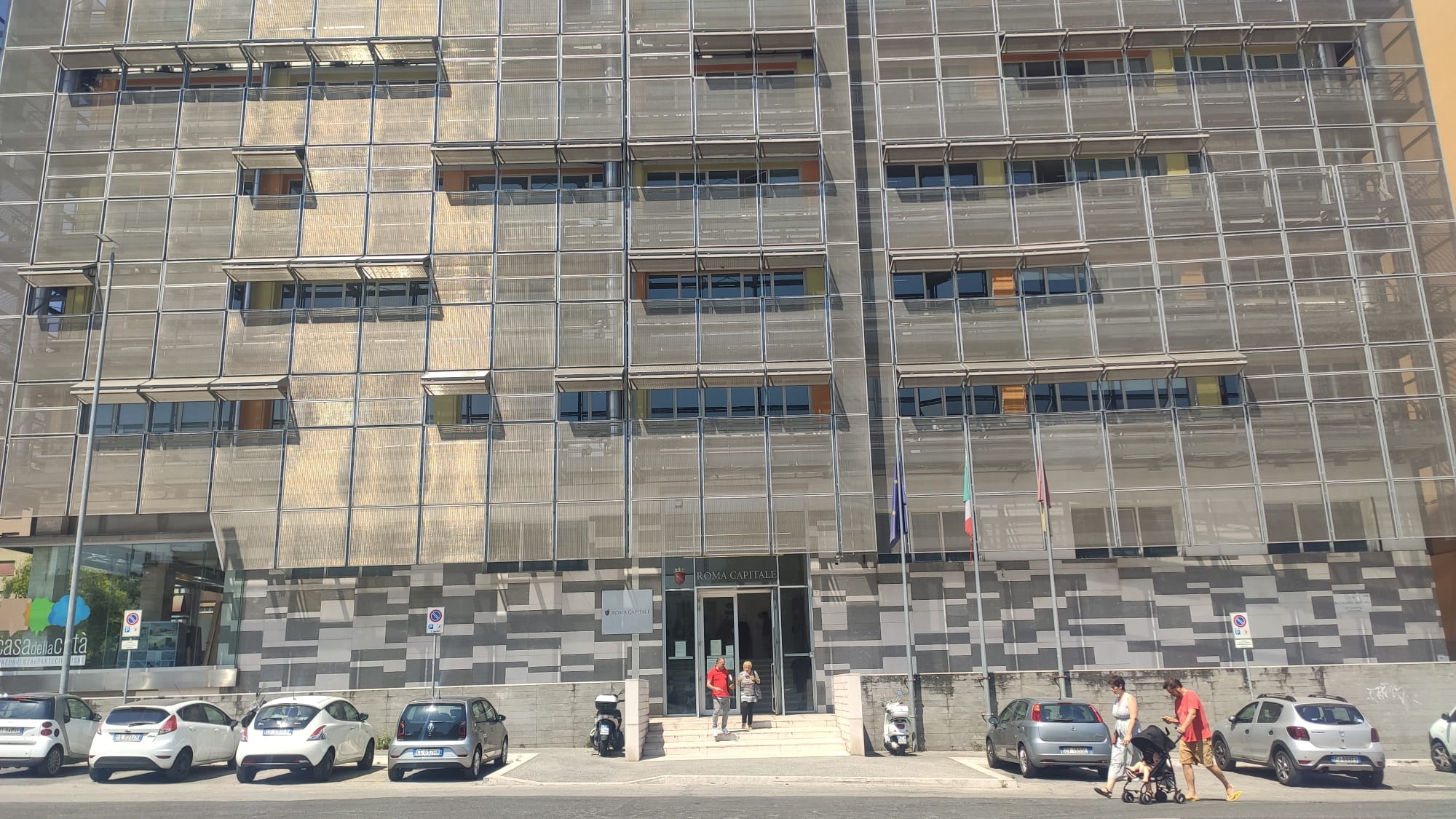 Roma, gli inquilini delle case popolari in piazza davanti al Dipartimento delle Politiche Abitative