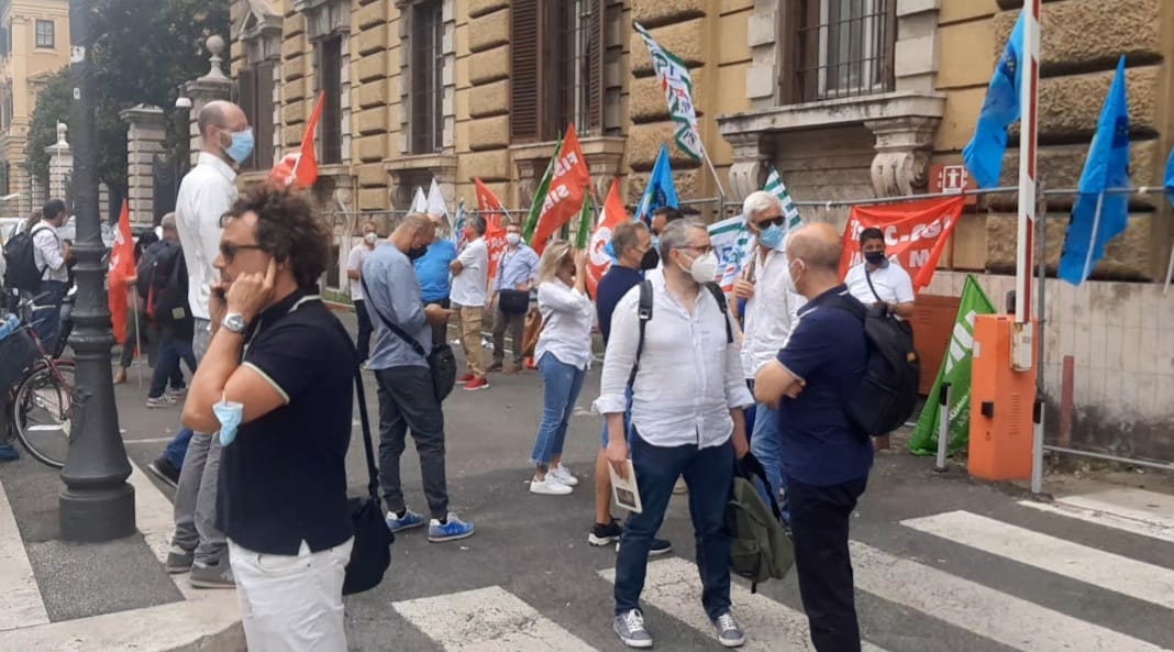 Roma, presidio lavoratori Monte dei Paschi di Siena davanti al Mef: "Servono tutele e chiarezza"